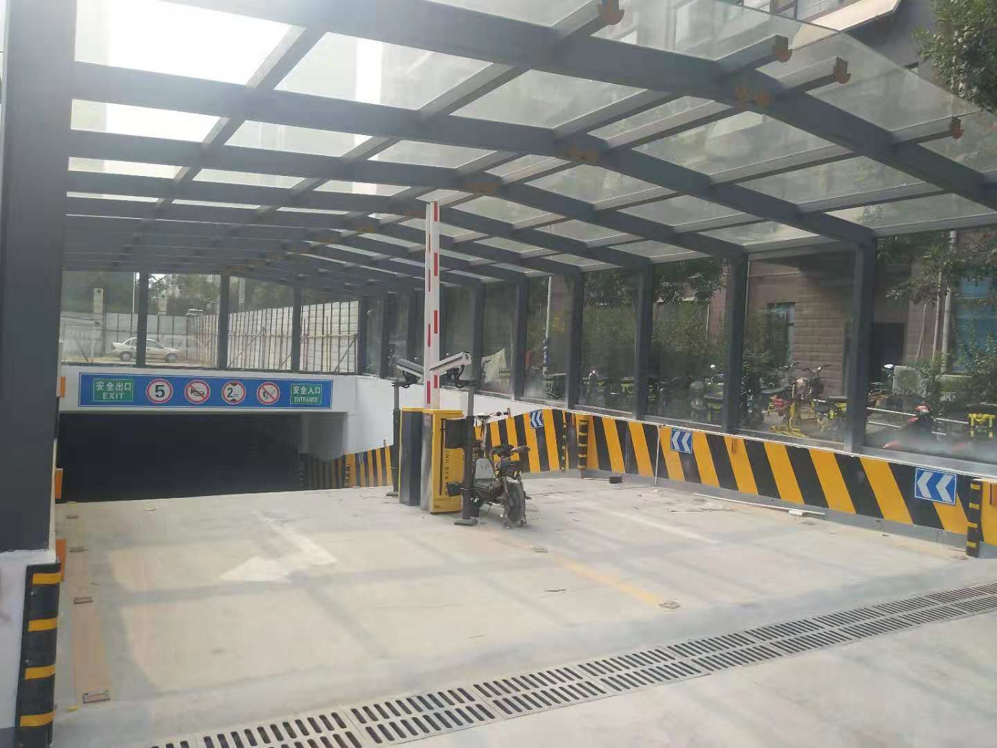 冠宇車牌識別停車場道閘系統(tǒng)，濟南冠宇道閘安裝公司