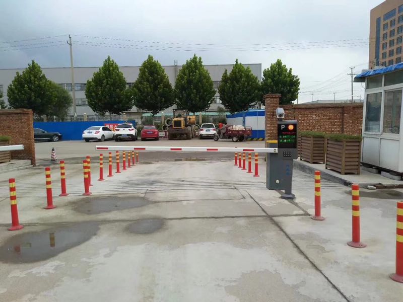自動感應道閘門，濟南冠宇道閘廠家，自動車牌識別機