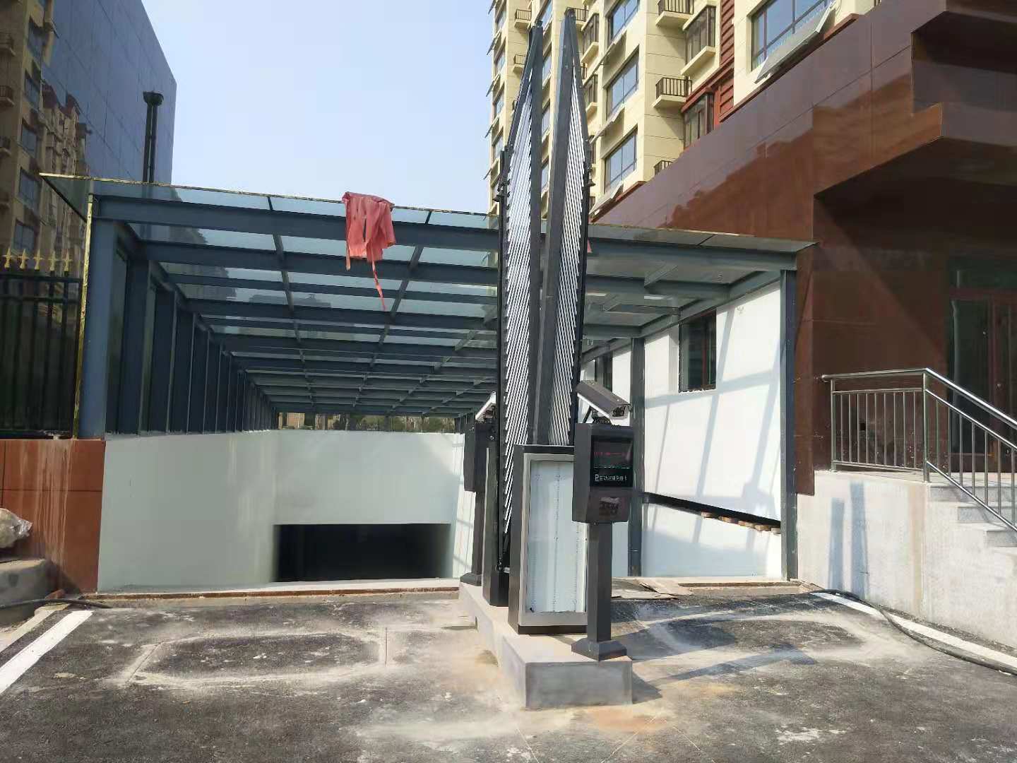 山東萊蕪?fù)＼噲?chǎng)道閘門，濟(jì)南冠宇道閘品牌公司